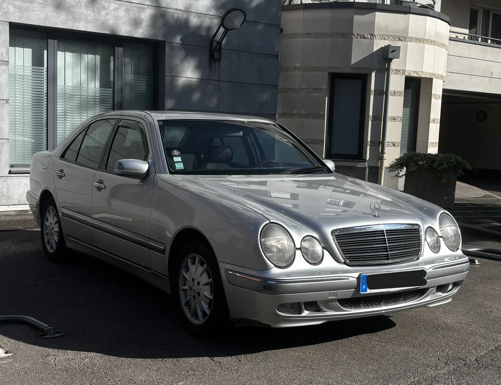 MERCEDES-BENZ E220